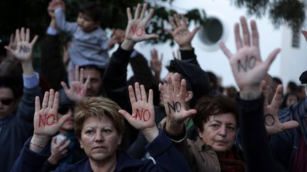 Des Chypriotes protestent contre la taxe institu&eacute;e sur leurs d&eacute;p&ocirc;ts bancaires dans le cadre du plan de sauvetage de l'&icirc;le, le 18 mars 2013 &agrave; Nicosie. (PATRICK BAZ / AFP)