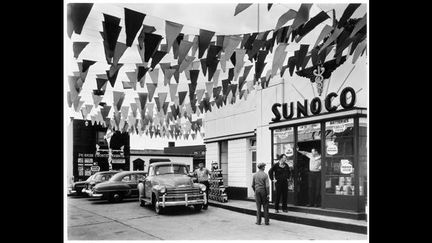 Berenice Abbott, Station-service Sunoco, Trenton, New Jersey, 1954
 (Berenice Abbott / Commerce Graphics Ltd, Inc.)