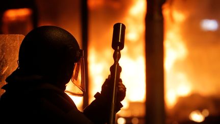 Les forces de l'ordre ont répliqué&nbsp;aux jets de projectiles et feux de poubelle par des tirs de balles caoutchouc et de grenades lacrymogènes. (JUAN MEDINA / REUTERS)