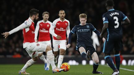 Les Citizens De Bruyne et Clichy face aux Gunners (ADRIAN DENNIS / AFP)