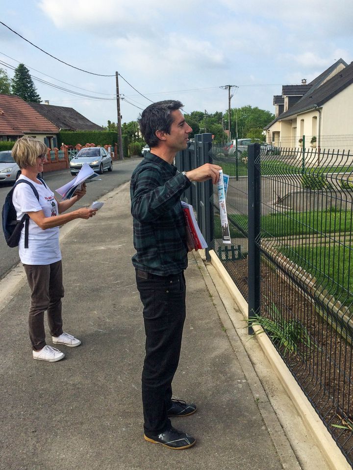 François Ruffin, candidat soutenu par La France insoumise, fait du porte-à-porte à Vignacourt (Somme), le 24 mai&nbsp;2017. (SOPHIE BRUNN / FRANCEINFO)