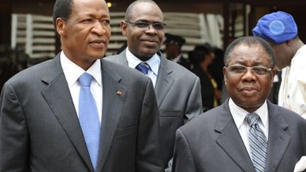 Le président Burkinabé Blaise Compaore, le chef de junte nigérienne Salou Djibo et le President de la Cedeao James Gbeho (AFP/PIUS UTOMI EKPEI)