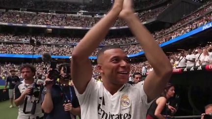 Kylian Mbappé est enfin au Real Madrid. Le joueur français a officiellement été présenté à ses supporters. Sa famille et des jeunes Français, invités par sa fondation, étaient présents pour l’occasion. (France 2)