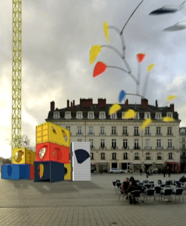 "Temps étrangers".  Le plasticien Julien Berthier a imaginé un mobile géant sur le chantier de la place du Bouffay, à la manière du sculpteur Calder
 (Le voyage à Nantes)