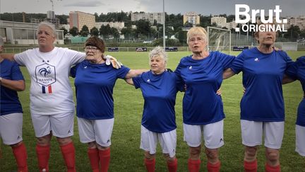 Les "Mamies foot" ont affronté l'équipe d'Afrique du Sud sous les encouragements des spectateurs. Brut les a rencontrées. (BRUT)