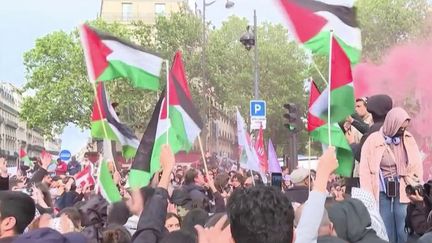 Des milliers de personnes ont manifesté en France contre les bombardements à Rafah qui ont fait, selon le ministère de la Santé de Gaza, au moins 45 morts dans la nuit de dimanche 26 mai au lundi 27 mai. (France 2)