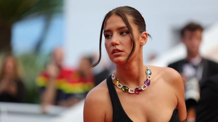 Les cheveux au vent, l'actrice française franchit une nouvelle fois le tapis rouge. (VALERY HACHE / AFP)