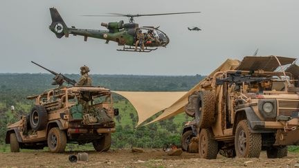 La Gazelle pilotée par le lieutenant Darius, lors d'un exercice du 4e regiment d'hélicoptères des forces spéciales, à Lomo Nord, en Côte d'Ivoire, en mars 2021 (CHRISTOPHE M / CFST / ARMEE DE TERRE)