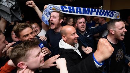 Des supporters de Leicester City célèbrent la victoire de leur équipe en Premier League, le 2 mai 2016. (LEON NEAL / AFP)