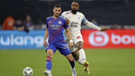 Le Lyonnais Houssem Aouar et le Marseillais Gerson au duel sur la pelouse du Vélodrome, le 1er mai 2022. (DANIEL COLE/AP/SIPA / SIPA)