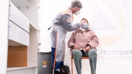 Une personne réalise un test de dépistage du Covid-19 à Broons (Côtes-d'Armor), le 5 mai 2021. (MARTIN BERTRAND / HANS LUCAS)