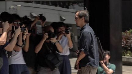 Chung Pui-kuen, l'ancien rédacteur en chef du média pro-démocratique Stand News, arrive au tribunal de Wanchai, à Hong Kong, le 29 août 2024. (DANIEL LEE,GRACE WAI / AFPTV)