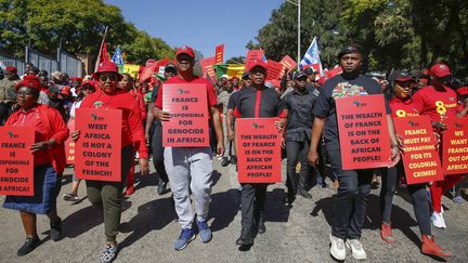 Le dirigeant des Combattants pour la liberté économique (EFF), Julius Malema en tête du cortège qui se dirige vers l'ambassade de France à Pretoria le 25 mai 2022. (PHILL MAGAKOE / AFP)