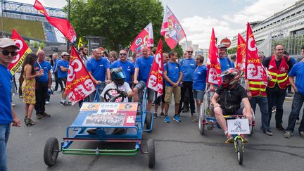 Une manifestation des salariés de&nbsp;GM&amp;S devant le ministère de l'Économie, à Paris, le 16 juin 2017.&nbsp; (MAXPPP)