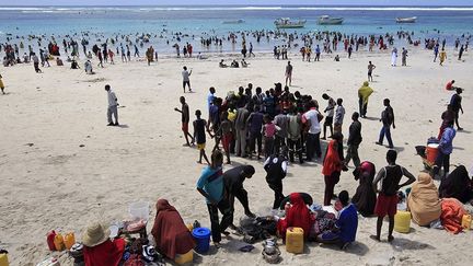 un attentat à la voiture piégée avait eu lieu devant un restaurant sur la plage du Lido . Aujourd’hui, les gens s’y rendent pendant leur temps libre. (REUTERS/Omar Faruk )