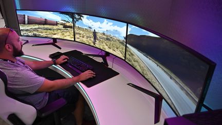 Un joueur teste l'UltraGear 38GL950G à l'nternational electronics and innovation fair (IFA) à Berlin en septembre 2019 (TOBIAS SCHWARZ / AFP)