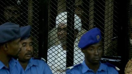 Au centre, en blanc, l'ancien président soudanais Omar el-Béchir lors de son procès pour corruption à Khartoum, la capitale du Soudan, le 14 décembre 2019.&nbsp; (MAHMOUD HAJAJ / ANADOLU AGENCY)