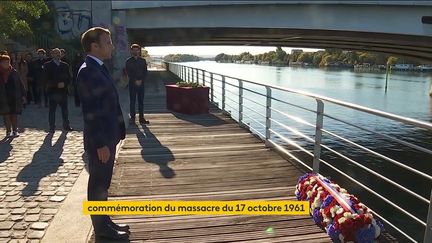 Emmanuel Macron dépose une gerbe de fleurs, le 16 octobre 2021,&nbsp;"sur un lieu de mémoire" du massacre des Algériens du 17 octobre 1961. (FRANCEINFO)