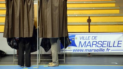 Des &eacute;lecteurs votent pour la primaire socialiste en vue des municipales &agrave; Marseille (Bouches-du-Rh&ocirc;ne), le 13 octobre 2013. (ANNE-CHRISTINE POUJOULAT / AFP)