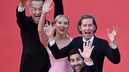 Wes Anderson, Tom Hanks, Scarlett Johansson et Jason Schwartzman profitent encore un peu du tapis rouge cannois. (ANTONIN THUILLIER / AFP)