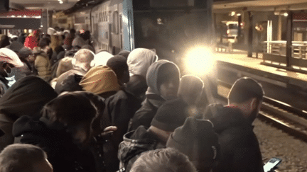 Mardi 28 mars, au dixième jour de la mobilisation contre la réforme des retraites, les transports parisiens sont perturbés. Toutefois, les voyageurs soutiennent majoritairement le mouvement de grève. (France 3)