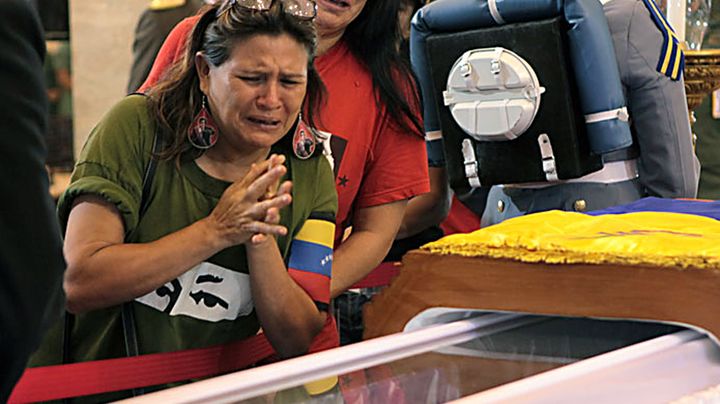 Une femme &eacute;clate en sanglots devant le cercueil d'Hugo Chavez, le 7 mars 2013 &agrave; Caracas (Venezuela). (EFRAIN GONZALEZ / PRESIDENCIA / AFP)