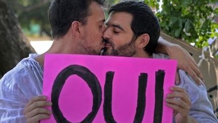 Deux hommes, en Argentine, défendent la réforme du mariage en France. (ALEJANDRO PAGNI / AFP)