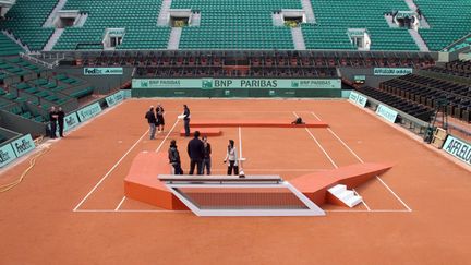 Le podium à l'essai sur le court Philippe Chatrier (16/05/2012) (JACQUES DEMARTHON / AFP)