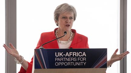 La Première ministre britannique Theresa May, le 28 août 2018, devant les leaders économiques du continent africain réunis&nbsp;au Cap en Afrique du Sud.&nbsp;&nbsp; (NIC BOTHMA / POOL)