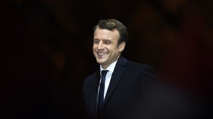 Emmanuel Macron célèbre sa victoire à l'élection présidentielle devant le musée du Louvre, à Paris, le 7 mai 2017. (ERIC FEFERBERG / AFP)