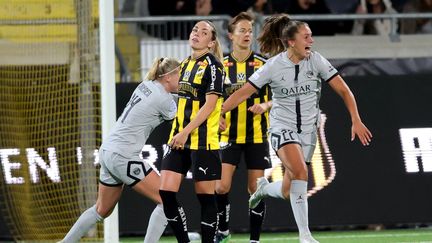 Lieke Martens célèbre son but après avoir ouvert le score face à Häcken, à Göteborg, mercredi 28 septembre. (ADAM IHSE / TT NEWS AGENCY via AFP)