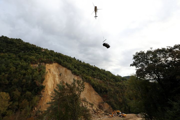 L'héliportage d'un véhicule à Sospel (Alpes-Maritimes), le 17 octobre 2018.&nbsp; (VALERY HACHE / AFP)