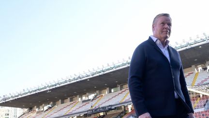 L'entraîneur néerlandais du FC Barcelone, Ronald Koeman, sur le terrain avant le début du match de Liga entre le Rayo Vallecano de Madrid et le FC Barcelone au stade de Vallecas à Madrid, le 27 octobre 2021. (OSCAR DEL POZO / AFP)