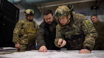 Le président ukrainien, Volodymyr Zelensky, dans un poste de commandement de l'armée à Koupiansk (région de Kharkiv), le 30 novembre 2023. (HANDOUT / UKRAINIAN PRESIDENTIAL PRESS SERVICE / AFP)