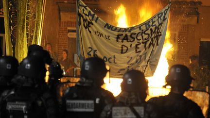 Des &eacute;chauffour&eacute;es ont &eacute;clat&eacute; &agrave; Gaillac (Tarn), le 26 octobre 2014, apr&egrave;s la mort, la veille, d'un manifestant sur le site du barrage contest&eacute; de Sivens. (PASCAL PAVANI / AFP)