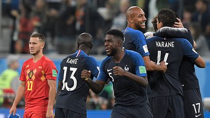 Le défenseur des Bleus Samuel Umtiti célèbre la victoire de la France face à la Belgique (1-0) en demi-finale de Coupe du monde, le 10 juillet 2018 à&nbsp;Saint-Pétersbourg (Russie). (GABRIEL BOUYS / AFP)