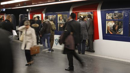 Des passagers montent dans le RER A &agrave; la station Auber, &agrave; Paris, le 13 octobre 2010. (BENOIT TESSIER / REUTERS)