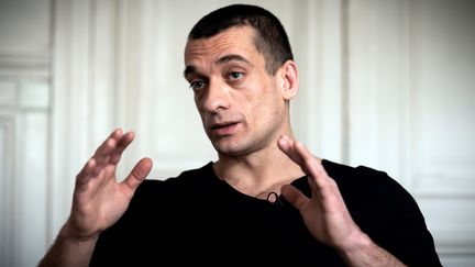 Pyotr Pavlensky au cabinet de son avocat à Paris, le 14 février 2020. (LIONEL BONAVENTURE / AFP)