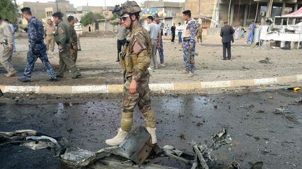 Des soldats irakiens sur le lieu d'un des attentats &agrave; la bombe perp&eacute;tr&eacute;s le 19 avril 2012, ici &agrave; Kirkouk, en Irak. (MARWAN IBRAHIM / AFP)