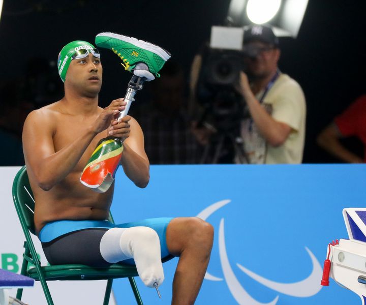 Le nageur sud-africain Achmat Hassiem prépare la finale du 100 m papillon aux Jeux paralympiques de Rio (Brésil), le 12 septembre 2016. (KAY NIETFELD / DPA / AFP)