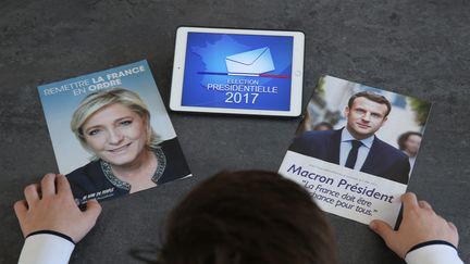 Un programme d'Emmanuel Macron et de Marine Le Pen avant le second tour de l'élection présidentielle le 7 mai 2017. (JEAN-FRAN?OIS FREY / MAXPPP)