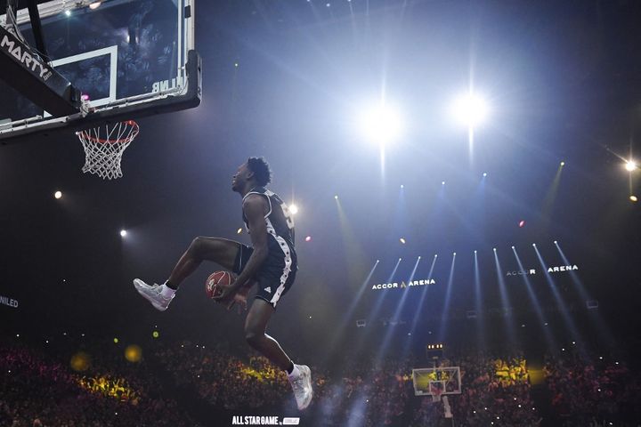 Le joueur français Allan Dokossi pendant le concours de dunks du All Star Game le 29 décembre 2021.&nbsp; (JULIEN DE ROSA / AFP)