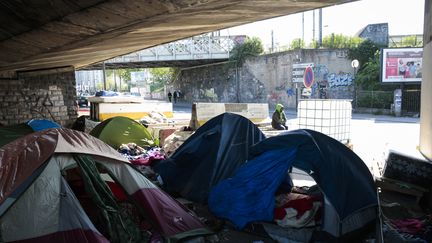 De nombreux migrants sont installés près de la porte de La Chapelle, dans le nord de Paris, le 19 avril 2017. (GEOFFROY VAN DER HASSELT / AFP)