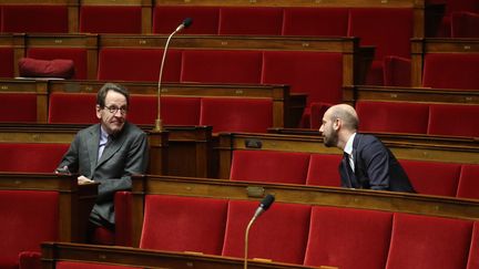 Gilles Le Gendre (à gauche) et Stanislas Guerini (à droite), respectivement chef des députés de La République en marche et délégué général du mouvement, le 22 mars 2020 à l'Assemblée nationale, à Paris. (MAXPPP)