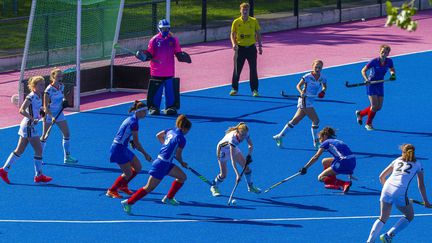 Hockeyeuses françaises et belges s'affrontent à Calais le 8 juillet 2021. (LEYLA VIDAL / MAXPPP)