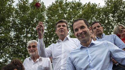 Les ministres Arnaud Montebourg et Beno&icirc;t Hamon &agrave; la F&ecirc;te de la rose de Frangy-en-Bresse (Sa&ocirc;ne-et-Loire), le 24 ao&ucirc;t 2014. (JEFF PACHOUD / AFP)