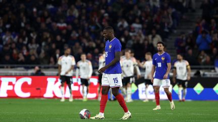 La déception du Français Marcus Thuram après le deuxième but allemand, le 23 mars 2024 à Lyon. (FRANCK FIFE / AFP)