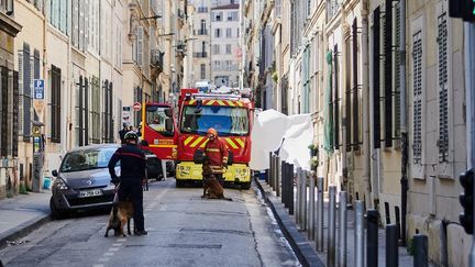 Un camion de pompiers dans la rue de Tivoli, à Marseille, où deux immeubles se sont effondrés dans la nuit du 8 au 9 avril 2023. (ANNE-SOPHIE NIVAL / HANS LUCAS / AFP)