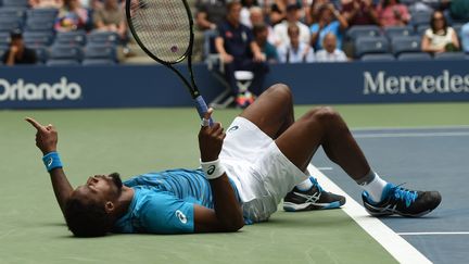 À terre, Gaël Monfils va vite se relever pour sauter de joie. Il est qualifié pour les demi-finales de l'US Open 2016 suite à sa victoire sur Lucas Pouille. (TIMOTHY A. CLARY / AFP)