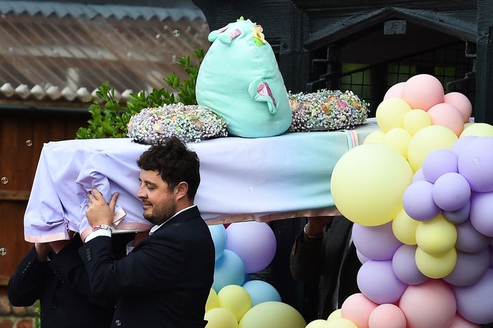 Le cercueil d'Elsie Dot Stancombe lors de ses funérailles à l'église St John, Birkdale, près de Southport, le 23 août 2024. (PETER POWELL / AFP)